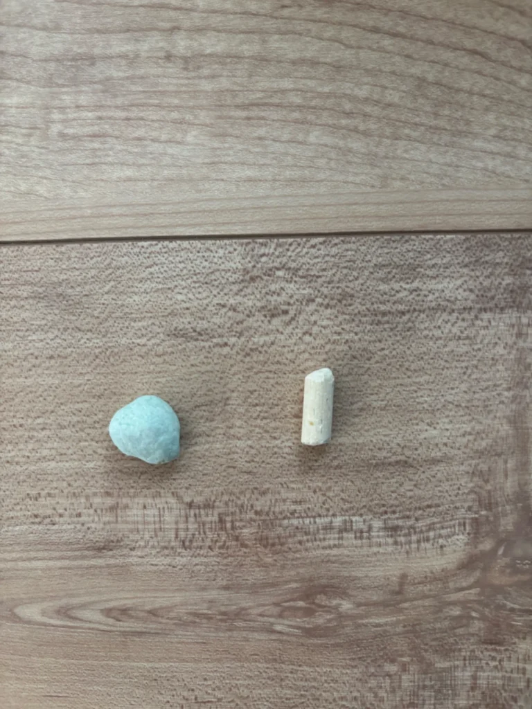 緑色の紙タイプとベージュ色の鉱物タイプのサンド粒比較