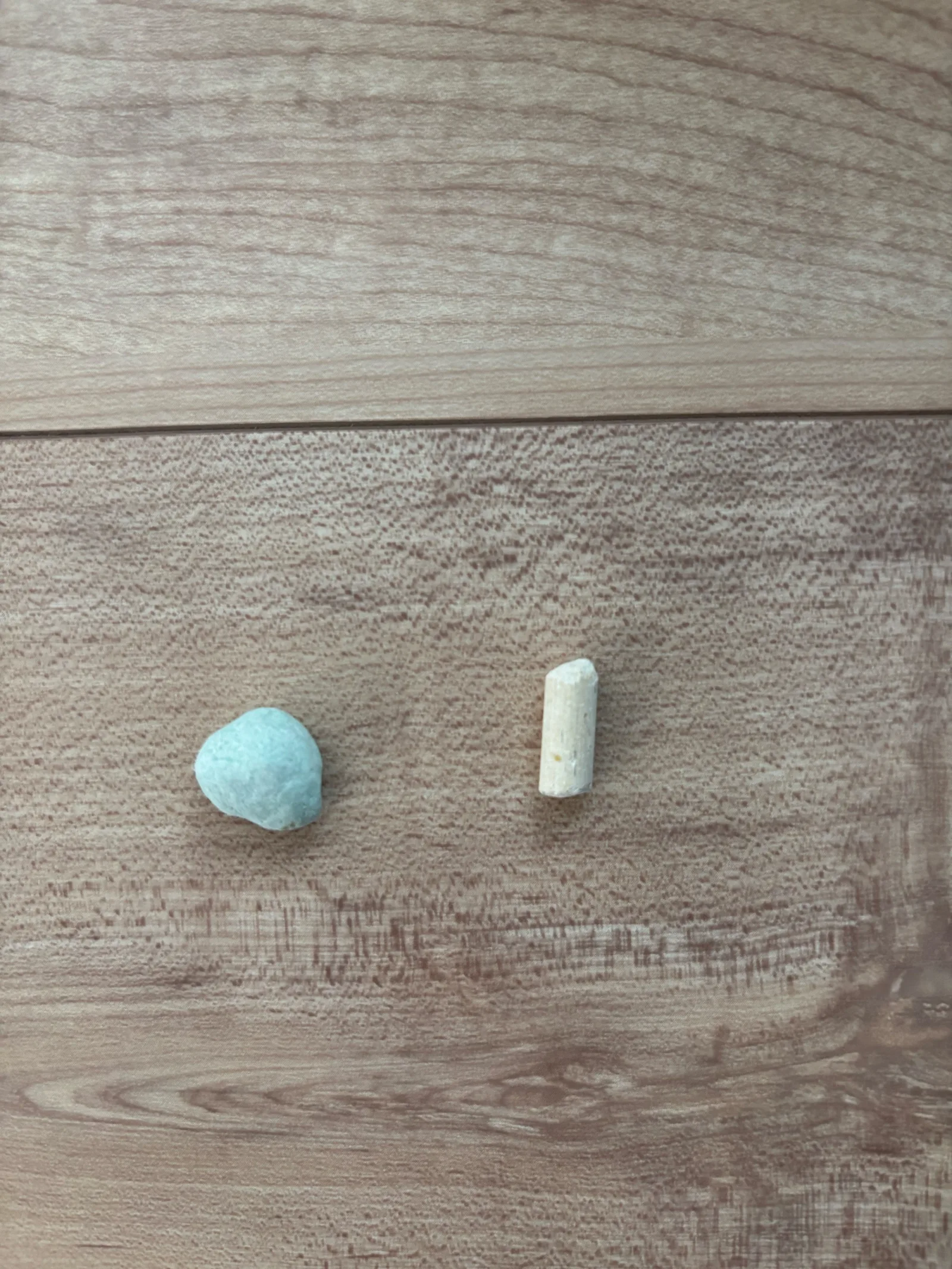 緑色の紙タイプとベージュ色の鉱物タイプのサンド粒比較
