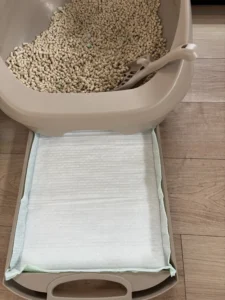上段のサンドと下段の取替シートを引き出したデオトイレ